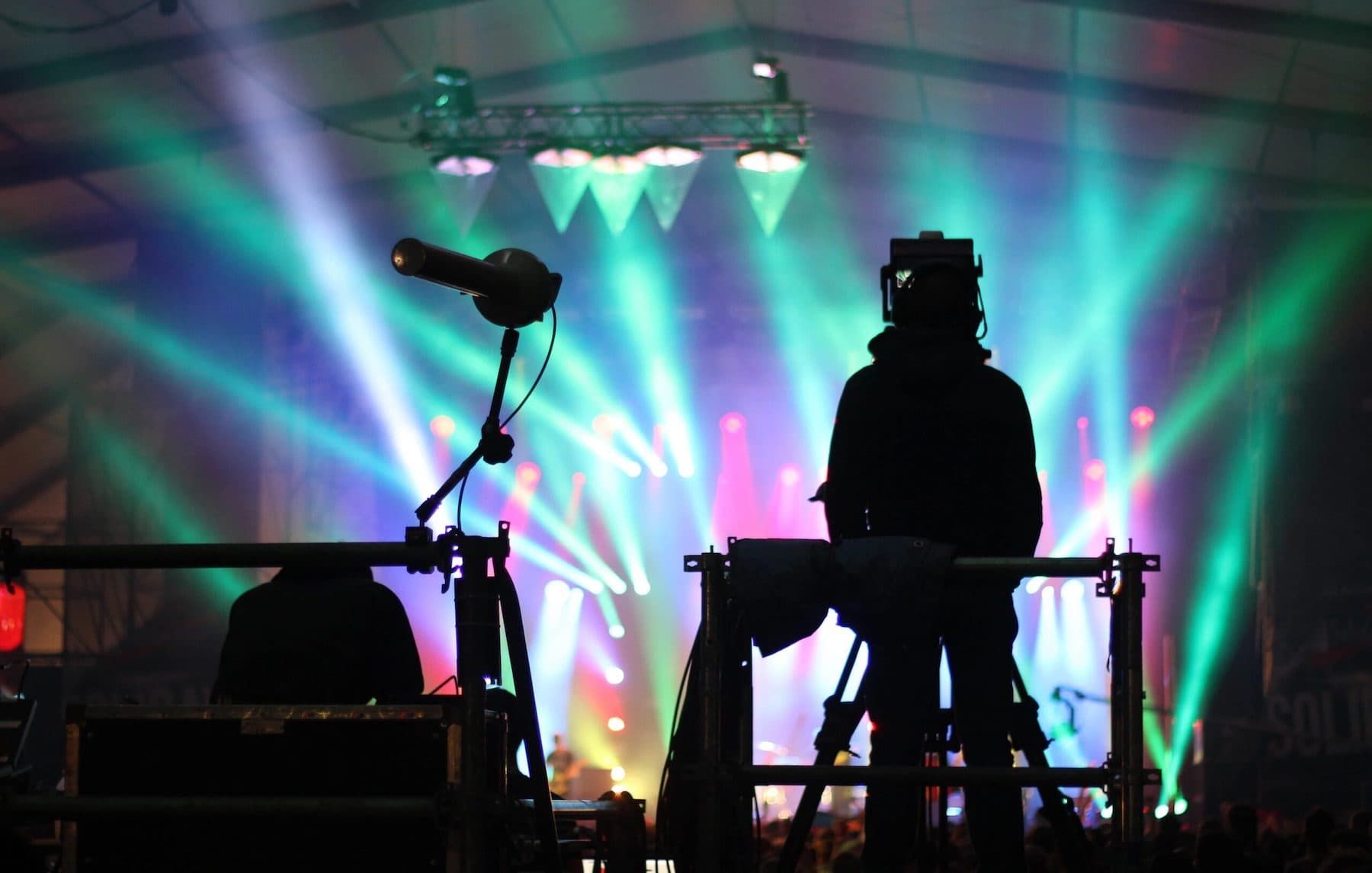 Des employés en backstage d'un spectacle gérant les projécteurs